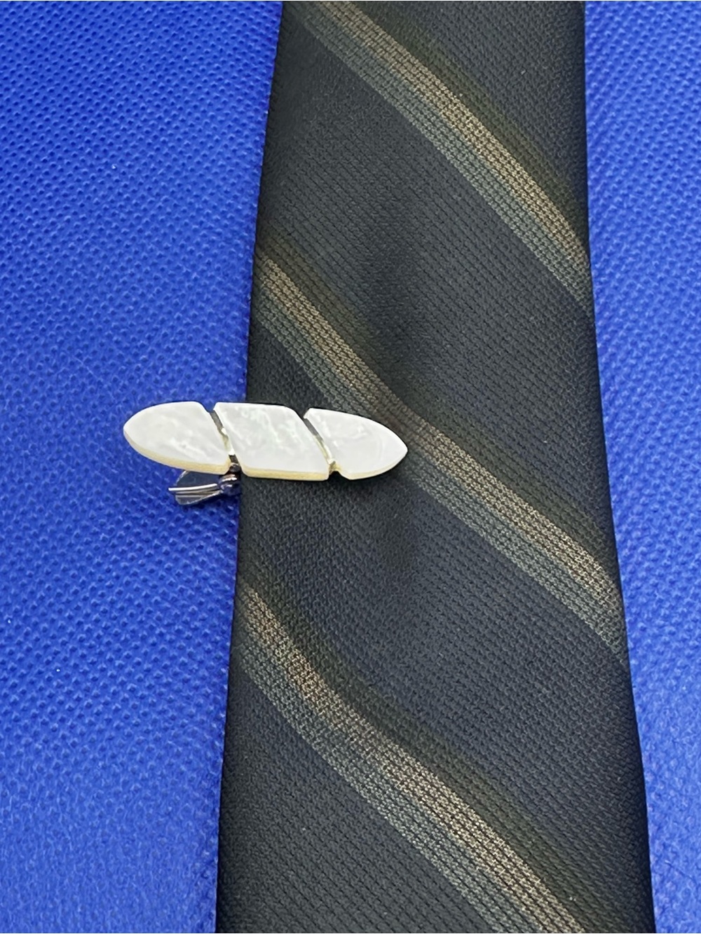 Color: Segmented Mother of Pearl Inlay Set on a Silver Tone Tie Bar - MbTArW1